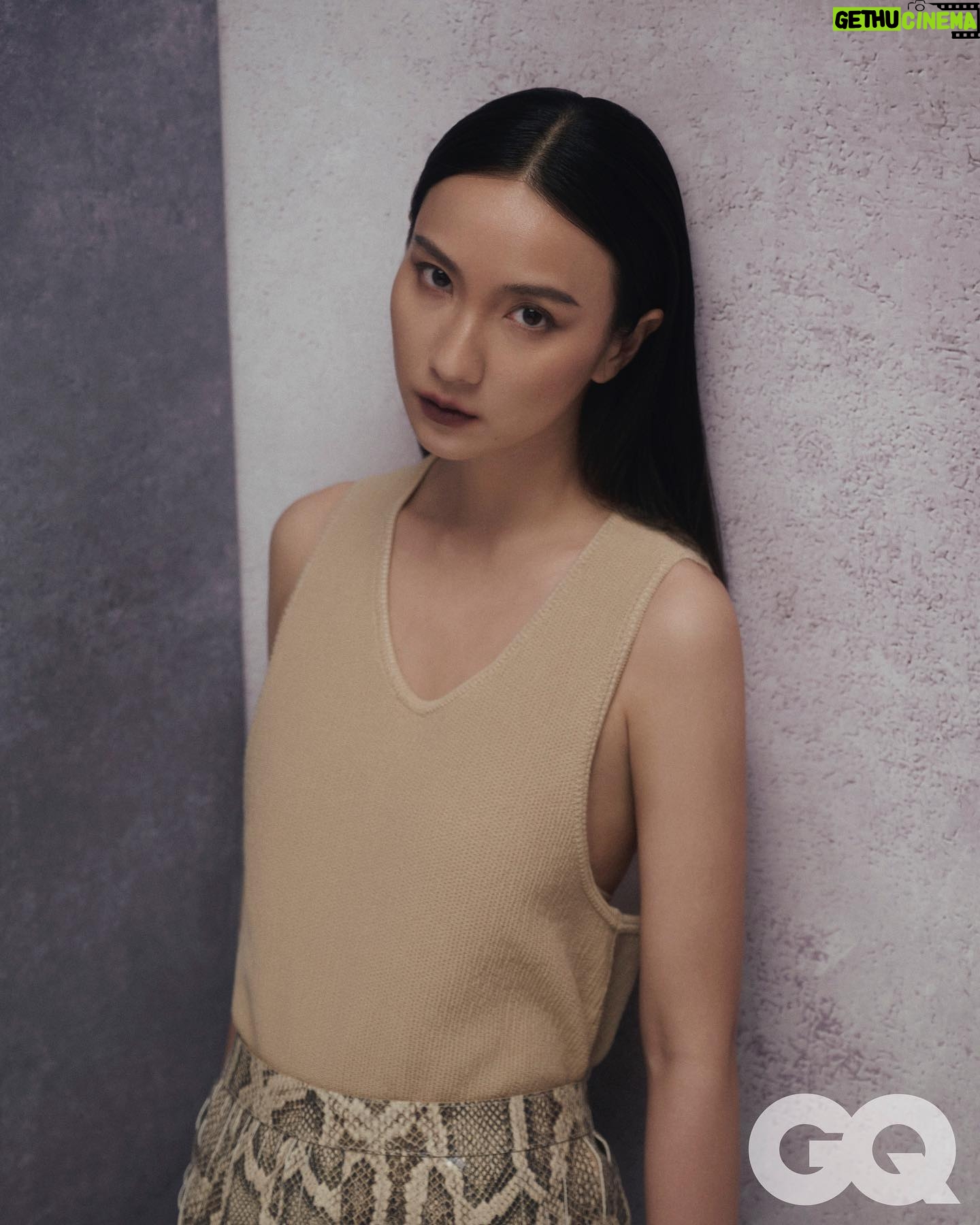 Ning Chang - 468 Likes - 雖然酒醉女場次鮮少,但張寗在腦海中延伸故事,打破想像上的限制。「有沒有可能她不是只是為了愛喝而喝,而是她必須喝?不是說她只是為了生活,可能是因為她一定要讓自己維持在這樣的狀態,她才可以不對自己失望或不對這個世界失望。」某種程度上,她渴望超越過去的自己,張寗說,不想要再讓大家覺得自己存有表演上放不太開的那面。
@badeducation2023
🖤🖤🖤
👗: @tods
📒: @gqtaiwan
#ninghowstyle