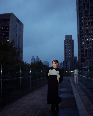 Ning Chang Instagram - 《黑的教育 @badeducation2023 》金馬影展 @goldenhorsefilmfestival 世界首映

買不到秒殺票沒關係，我們明年再見～

Special thanks 🙏 

👗： @peggyhartanto  @thisislightwell 
💍： @chaumetofficial 
#PEGGYHARTANTO #chaumet

🪡： @or.huang 
💄： @zephon790103 
💇🏻‍♀️： @weic_lin 
📸️： @zhutor 

#ninghowstyle
#黑的教育
