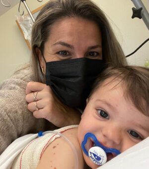 Nira Juanco Instagram - Hoy es el día Mundial de las enfermedades raras. 
Hay unas 7.00 diagnosticadas que afectan al 7% de la población mundial.
Mi hijo Daniel tiene una de ellas, Nevus Melanocítico Congénito Gigante. Es una malformación en la piel que no se sabe por qué sucede. A la hora de repartirse la pigmentación de la piel en el primer trimestre de embarazo, hay una anomalía que hace que salgan estas manchitas siendo alguna de ellas “gigante”.
Daniel está bien. Afortunadamente, en su caso es un tema estético y de revisión constante toda su vida y con mucho cuidado con el sol.
Ayudemos a la investigación y difusión de estas enfermedades y normalicemos que no todos somos iguales.
#bareyourbirthmark #enfermedadesraras @fernandomeco 
@monographica.brand