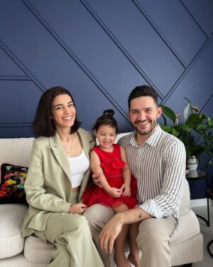 Nisan Hakan Özkan Instagram - Bayram birlikte güzel! Ailecek DeFacto bayram koleksiyonun ait favorilerimizle bayram kombinimizi yaptık! Bayrama şimdiden heyecanla hazırız. @defacto #işbirliği