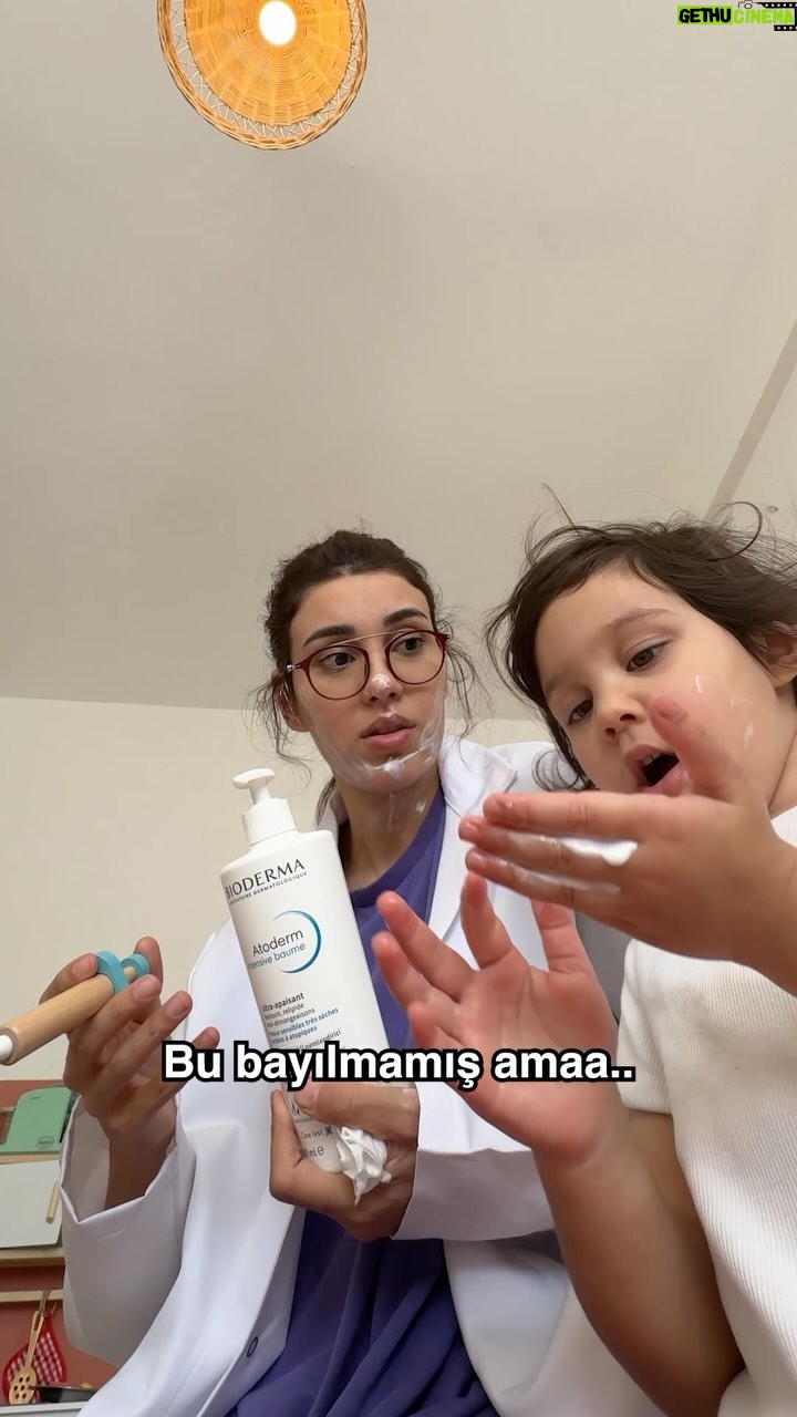 Nisan Hakan Özkan - 299.5K Likes - Merak edenler için ameliyat başarıyla tamamlandı 🙌 Çok kuru ve Atopik ciltler için acil nemlendirici bakım kremi ve bizim ailenin favorisi Bioderma Atoderm Intensive Balm çünküüü Cilt Kuruluğuna Karşı #BenimAilemAtoderm💙 @biodermaturkiye #işbirliği