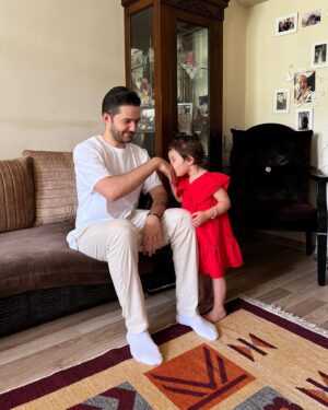 Nisan Hakan Özkan Instagram - İyi bayramlar tekrardan 🙋🏻‍♂️ #nisanhakan #sedaözkan #evaqueen #kurbanhediyesibarbibebek