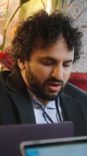 Nish Kumar Instagram - Frozen toilet paper anyone?🧻 Not sure the prize is worth it for the pain Nish seems to be in😂