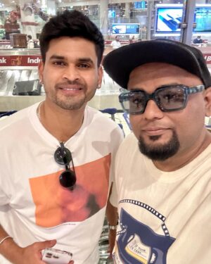 Nishant Tanwar Instagram - I get to meet a lot of people while traveling & otherwise. If I like their work or what they do then I make sure I express it to them. I met @shreyasiyer96 on a flight and we immediately clicked. We all know that how talented cricketer he is. During our conversation I realised that he is also a gem of a human being. We discussed about cricket. We cracked jokes. We laughed like rofl. We exchanged life notes. We spoke about sneakers and our latest addition to the collection. I told him that I miss seeing him on the field playing for @kkriders and also on Instagram. He’s recovering from an injury and I can’t wait to see him back in action. I forgot to tell him that I love the way he steps out of the crease and hits all the spinners for those huge sixes. Godspeed :) 

#shreyasiyer #shreyas #ipl #ipl2023 #cricket #cricketlovers #cricketfans #cricketfever #cricketer #cricket🏏 #cricketlife #batter #batsman #bcci #icc
