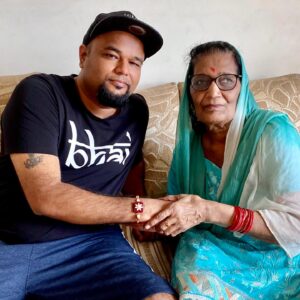 Nishant Tanwar Instagram - Bachpan se mummy ne Dada ji ka aur Dadi ji ka shraadh karna sikhaya. Jaldi subah uth kar unke pasand ka khana banana aur phir terrace par ja kar ussey parosna aur phir kauve (crows) ka wait karna. Phir brahman bhoj ka sara bandobast dekhna. Kabhi nahi socha tha ki ek din aise he mujhe mummy ka shraadh karna padega. is saal pehla shraadh tha mummy ka. Yaad to roz he aati hai par aaj ye sab karte hue ek saal baad bhi yakeen karne ka mann nahi kar raha tha. Par ab yahi life hai. Acche burey waqt mein jyada miss karta hoon. Mummy yaar tu jahan bhi hai mujhe dekh kar muskuraate rehna aur mera dhyaan rakhna kyonki mujhse to nahi rakha ja raha. Miss you. Nitu ❤️