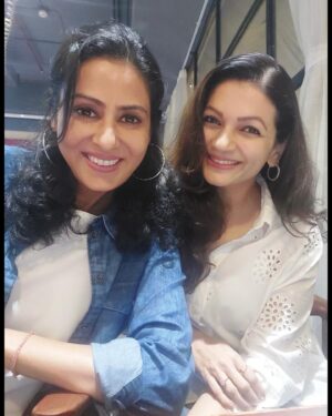 Nivedita Bhattacharya Instagram - Many many years ago our “Kundali”s matched 😃! 
It was lovely meeting my onscreen sister again ! I am so glad that we’re still in touch . Coincidentally both of us are December born , no -3 ‘s ☺️
Some connections are destined 😇 
Lots of ❤️ @niveditabhattacharya.official 😘 let’s meet soon ! 
( Don’t miss the video in the end ! Thank you @ektarkapoor 🤗❤️) 
.
.
#friendsforever #happiness #sisters #kundali #2000 #onscreen #offscreen