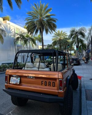 Nobel Arustamyan Instagram - Only in LA. Какого года Ford?! 😁