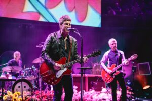Noel Gallagher Instagram - Here are some more brilliant photos from The Royal Albert Hall for The Teenage Cancer Trust! 

📸 Andy Paradise/Paradise Photo