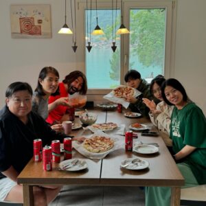 Noh Hong-chul Instagram - .
계속 흐린 덕에 숙소 200% 활용 중! 언젠가 맑아질 것도 다 알고 있음~😄🫵
.
한국에서 미국에서 독일에서 영국에서 스위스에서 프랑스에서 온 잘 풀리는 안 풀리는, 건강한 불편한, 걱정 많은 걱정 없는, 나이 많은 나이 어린, 생각 많은 생각 없는, 가족 친구 연인 그리고 혼자 온 다양하고 귀한 손님들과 감사한 시간 중…🙇‍♂️
.
#늘느끼지만#사람사는거다똑같다#IneedSwitzerland#계획대로늙고있thㅓㅓㅓㅓㅓㅓㅓㅓㅓㅓㅓ🤟😆