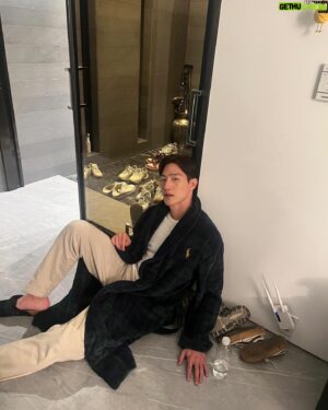Noh Sang-hyun Instagram - Happy 2024🍾 All 6epsiodes of Soundtrack2 now streaming on @disneypluskr 💙🫠 새해 복 많이 받으세요!🙇‍♂️