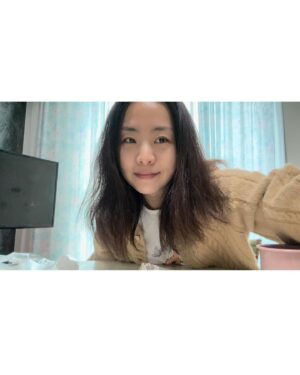 Noh Susanna Instagram - 금손 유미쌤 @naby2999 손길로
곱슬곱슬 차분하게🤍✌️
봄맞이펌 브이로그 올렸어염😬😆💛

#나혼자산나#유튜브#브이로그#봄맞이펌#c컬펌#조이187