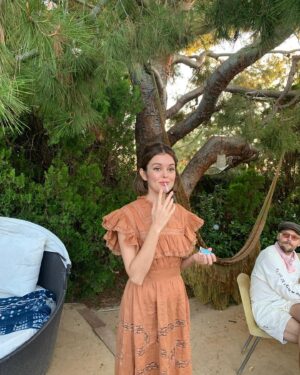 Nora Zehetner Instagram - Farewell, Coronado St 🫶

1. 35mm from my last weekend by @noelwells 2. Galentines 2021 3. First week 4. Mom and dad 5. Alex’s annual thanksgiving extravaganza 6. My first sunset in the house through my bedroom window - June 2020 7. A send off 8. Midnight porch hangs 🙃 7. Finit. 🦋

So lucky to have the best neighbors/friends @maxmagpie @jclosefaction @brabrabre