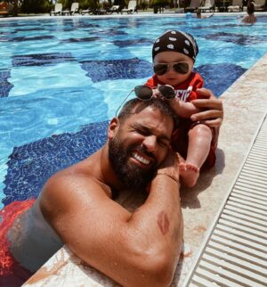 Noré Abdelali Instagram - Stylé même dans l’eau mon pirate 🏴‍☠️❤️