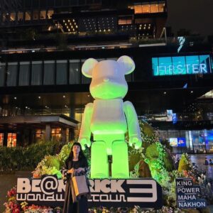 Noriko Iriyama Instagram - バンコクの夜。

滞在時に開催中だった
BE@RBRICK WOULD WIDE TOUR 3 in Bangkok
観に行ってきました！

自分が作ったベアちゃんとの再会に思わず涙ぐむわたし…。

ああ、これ作ってたときマタもダンもいたなぁ、
作業にちょっかい出してきたり
隣でお昼寝してたり、してたなぁ、、、と。
頑張って作ったなぁ、それがこんなふうに海を渡って知らない人たちに観てもらえてるなんて、幸せだなぁ、、と。

我が子が誇らしい母のような気持ちになりました🧸✈️✨✨

バンコクの展示から仲間入りした
ベアちゃんたちも観られて、楽しい夜でした☺️