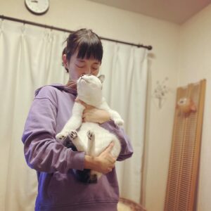 Noriko Iriyama Instagram - 皆様、2023年お疲れさまでした。
がんばりましたね。本当に、本当に。
ありがとうございました😊
暖かくして、よいお年をお迎えください。

抱っこが大好きなミズと
抱っこはきらいなツナです。😂