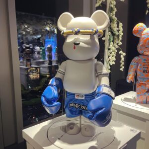 Noriko Iriyama Instagram - バンコクの夜。

滞在時に開催中だった
BE@RBRICK WOULD WIDE TOUR 3 in Bangkok
観に行ってきました！

自分が作ったベアちゃんとの再会に思わず涙ぐむわたし…。

ああ、これ作ってたときマタもダンもいたなぁ、
作業にちょっかい出してきたり
隣でお昼寝してたり、してたなぁ、、、と。
頑張って作ったなぁ、それがこんなふうに海を渡って知らない人たちに観てもらえてるなんて、幸せだなぁ、、と。

我が子が誇らしい母のような気持ちになりました🧸✈️✨✨

バンコクの展示から仲間入りした
ベアちゃんたちも観られて、楽しい夜でした☺️