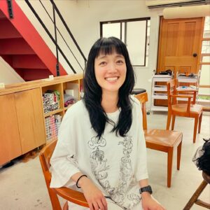 Noriko Iriyama Instagram - トリートメントをしに大房ちゃんのところへ。

『雪女と蟹を食う』のときは
しっとり艶っぽく水分も欲しいんだけど、
北海道の夏空が似合う、
風にさらさらなびく感じも欲しい！だの

『明日カノ』のときは
綺麗にしたいんだけど手入れが行き届いてない感じも欲しい！だの

2週間海外ロケでメイクさんがいないから、
自分でなんとかまとまるようにして欲しい！だの

面倒くさい注文を「わかりましたーー！」と笑顔で引き受け
髪の毛に愛情をいっぱい注いでくれる彼女。
魔法使いです🧚🤲✨

今日は梅雨に負けないなめらか仕上げにしていただきました。
いつも本当にありがとう☺️🫧