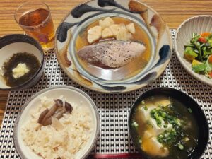 Noriko Iriyama Instagram - 朝ごはんとか夜ごはんとか。

❶みかんは大家さんから🍊☺️
❷さば塩。
❸さば梅煮。万願寺は大家さんから🌶️☺️
❹ぶり味噌にんにく煮。
❺豚汁定食。
❻去年仕込んだ手前味噌、なかなか良いです🤤
❼余り野菜と冷凍水餃子で中華スープ。
❽コンポタ風呂🐈‍⬛
❾鶏ももクリーム煮。
➓ポトフ。りんごと生ハムは大家さんから。
カブを足してサラダ🍎☺️

ごはん、作るの、面倒くさいなぁと外食が増えていた時に、大家さんからのお裾分け。有難い。

台所に立つ時間は、頭の整理ができるみたいです。
身体中の感覚も戻ってきます。
何事も、バランスよく。何事も、足りる分だけ。