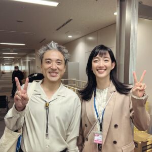 Noriko Iriyama Instagram - 『うちの弁護士は手がかかる』

本日21:00〜放送の
第10話、出演させていただきます！
吉岡、三度登場です。嬉しい！

1話の撮影が終わった直後、名残惜しくて、いただいた花束抱えたままその気持ちを皆様にお伝えしていたところ、「なんか、戻ってくるんじゃない？9話くらいで！」とムロさんがおっしゃっていて、それがまさか、的中しました。

予言者ムロさんと、2度目のオールアップにて。
このピース。世代かな。

大好きなうち弁に、生かせてもらえてとても幸せな撮影期間でした！！ありがとうございました。

皆様、今夜の10話、
そして最終話まで、是非是非ご覧ください！🍊🍊🍊