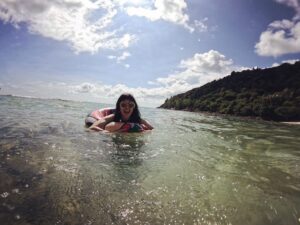 Noriko Iriyama Instagram - お休み頂戴しまして、
タイへ行ってきました！初めてのタイです☺️
こちらはプーケット。

朝から日が暮れるまでプールと海で遊んで、
ごはんやお酒をゆっくり楽しんで
向上心溢れるアグレッシブなタイの人たちに元気をもらい
賢く可愛く力持ちなゾウさんたちに感動！感激！して
たくさん空気の入れ替えができました➰🤸‍♀️🏝️✨💓

もう少し旅の写真アップしますね。
よろしければお付き合いください☺️