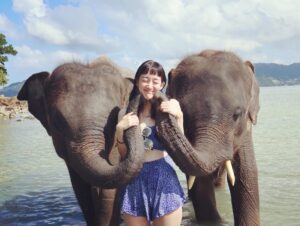 Noriko Iriyama Instagram - お休み頂戴しまして、
タイへ行ってきました！初めてのタイです☺️
こちらはプーケット。

朝から日が暮れるまでプールと海で遊んで、
ごはんやお酒をゆっくり楽しんで
向上心溢れるアグレッシブなタイの人たちに元気をもらい
賢く可愛く力持ちなゾウさんたちに感動！感激！して
たくさん空気の入れ替えができました➰🤸‍♀️🏝️✨💓

もう少し旅の写真アップしますね。
よろしければお付き合いください☺️