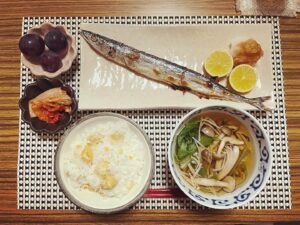 Noriko Iriyama Instagram - 朝ごはんとか晩ごはんとか。
なにかを取り戻すかのように秋を食しています🍁

❶さんまを狙ってると見せかけて
❷ブドウに手を出すおツナ。笑
❸栗ごはん炊いてん。
❹松茸いただいてん！
❺シンプルに網焼き…
❻贅沢にしゃぶしゃぶ！(写真分かりづらくてすみません😂)
❼きのこそば。しょうがたっぷり。
❽沖島ファームさんのピオーネ。キウイと。チーズと。
❾れんこん、南瓜、とりささみの秋マリネ。
➓パンケーキ焼くのは特技といって良いと思ってる🥞

あ！っという間に10月も終わりだ。
まだまだ楽しいことしちゃうよ！🍂🍠🍙