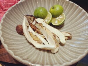 Noriko Iriyama Instagram - 朝ごはんとか晩ごはんとか。
なにかを取り戻すかのように秋を食しています🍁

❶さんまを狙ってると見せかけて
❷ブドウに手を出すおツナ。笑
❸栗ごはん炊いてん。
❹松茸いただいてん！
❺シンプルに網焼き…
❻贅沢にしゃぶしゃぶ！(写真分かりづらくてすみません😂)
❼きのこそば。しょうがたっぷり。
❽沖島ファームさんのピオーネ。キウイと。チーズと。
❾れんこん、南瓜、とりささみの秋マリネ。
➓パンケーキ焼くのは特技といって良いと思ってる🥞

あ！っという間に10月も終わりだ。
まだまだ楽しいことしちゃうよ！🍂🍠🍙