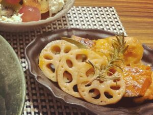 Noriko Iriyama Instagram - 朝ごはんとか晩ごはんとか。
なにかを取り戻すかのように秋を食しています🍁

❶さんまを狙ってると見せかけて
❷ブドウに手を出すおツナ。笑
❸栗ごはん炊いてん。
❹松茸いただいてん！
❺シンプルに網焼き…
❻贅沢にしゃぶしゃぶ！(写真分かりづらくてすみません😂)
❼きのこそば。しょうがたっぷり。
❽沖島ファームさんのピオーネ。キウイと。チーズと。
❾れんこん、南瓜、とりささみの秋マリネ。
➓パンケーキ焼くのは特技といって良いと思ってる🥞

あ！っという間に10月も終わりだ。
まだまだ楽しいことしちゃうよ！🍂🍠🍙