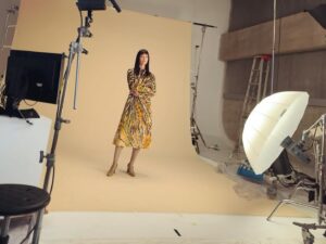 Noriko Iriyama Instagram - あけましておめでとうございます。

皆様の願いが届く1年になりますように✨🌏🐉

写真は、4月上演の舞台『銀行強盗にあって妻が縮んでしまった事件』のビジュアル撮影時のオフショットです😌
2024年も、楽しみにしていただけるお知らせがたくさん出来るよう、真心込めてがんばります。

さて！本日深夜0:25〜
テレビ朝日にて
『BLドラマの主演になりました』
放送です。
新年、初にやにや、してください💗

どうぞ、
本年もよろしくお願いいたします☺️