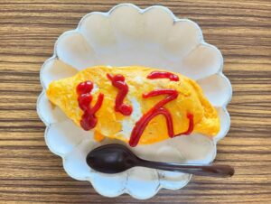 Noriko Iriyama Instagram - 朝ごはんとか夜ごはんとか。

今年入ってからやってなかったんだ！なぜ？と
思いアルバム見返してたのですが、
舞台で丸々2ヶ月自炊してなくて、
お休みいただいては国内あちこち旅したりしてました。
そんなこんなで上半期が終わろうとしています。

わずかですが、家ごはんです。

豪雨やら、酷暑やらで、身体もびっくりしてますね。
しっかり栄養摂って、いい夏を迎えましょうね。

❶大家さんからいただいたきゅうり。マリネして、茗荷と生ハム、白胡麻で。
❷薬味山盛り梅もずくそうめん🎐
❸鯖野菜煮。ツナチェック。
❹タンパク質摂りたいサラダ🐙🫘🥗
❺鯖はなんだっけ…、にんにくで蒸し焼きにしたのかな。キヌアサラダにハマっていた時期。今はごはんに混ぜて炊いています。
❻いつもの朝。ツナチェック。
❼ナポ〜。
❽いえオムライス。
❾お刺身(スーパー)の日はお祭り騒ぎのふたり。
➓一緒に食べます☺️🐿️🐄✨