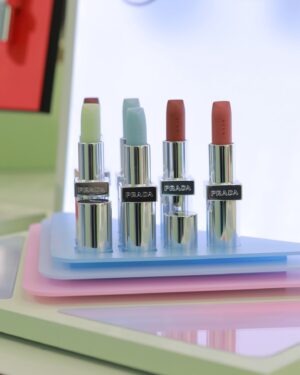 Novel Core Instagram - ⁡
Thank You @pradabeauty @prada 🩵
⁡
PRADA BEAUTYのベストセラーアイテム「プラダ バーム」に新作が登場するということで、ローンチイベントにお邪魔してきました。
⁡
スキンケア成分を配合したリップバーム、実際にいくつか試してみたんだけど、綺麗に馴染むし、自然にハリとツヤが出るから凄く使いやすかったです。
⁡
俺が実際に試した新作の中でも、特に “アストラル ピンク” はリップ自体が鮮やかな青色なのに、唇にのせるとpHに合わせてピンクに発色するっていう魔法みたいなアイテムで、その発色も凄く自然だったから、男女関係なくギフトにおすすめでした！
⁡
明日、6月19日(水)からPRADA BEAUTY TOKYOと公式オンラインストアで先行販売されるとのことなので、ぜひ手に取ってみて💄
⁡
#pradabeauty #プラダビューティ #prada #PR