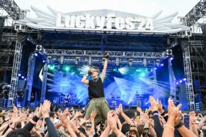 Novel Core Instagram - ⁡
LuckyFes'24
at 国営ひたち海浜公園
⁡
昨年ぶり、2回目のLuckyFes！
ひたちなか、ただいま！
⁡
初出演にして、自分のステージを含め、ALI、SKY-HI、s**t kingzとのコラボレーションで計4ステージに出演させて頂き、主催チームの皆さんからも “今年のMVP” と評価して頂いた昨年。
⁡
「来年は更に大きなステージで、ハウスバンドも引き連れて帰ってきたい！」と宣言させてもらったんですが、DJ DRAGONさんをはじめ、運営の皆さんが強く推してくださり、有言実行！
⁡
今年は、メインのRAINBOW STAGEと並ぶWING STAGEというとてつもなく大きなステージで、トリ前という大切なポジションを仰せつかりました。
⁡
しかも、あのROTTENGRAFFTYからバトンを頂き、トリのDa-iCEに繋ぐという、とんでもないポジション。本当に緊張したけど、それ以上にワクワクした。
⁡
昨日、ROTTENGRAFFTYのNOBUYAさんが「CHAOS」が好きだと褒めてくださったので、今日は急遽サウンドチェックに「CHAOS」をぶち込んで、さらに、昨年のLuckyFesをきっかけに今も凄く仲良くしてくださっている相川七瀬様の「夢見る少女じゃいられない」もカバーさせて頂きました…！

@rottengraffty @nobuya_rotten & @nanasecat 🤝
⁡
今年はedhiii boiのステージへのサプライズ出演から始まり、自分のステージ、最後はDa-iCEのステージにサプライズ出演！3ステージ！楽しかったぁ！！

@da_ice_staff & @edhiiiboi_is_here 🤝
⁡
来年はこのWING STAGEのトリで更に大きく翼を広げたいと、今回も自分のステージで宣言させてもらったので、その位置が恥ずかしくないアーティストになれるように今から必死で来年に向けて準備します。
⁡
改めて、自分の出番以外も1人のフレンズとして思いっきり楽しめる最高のフェスでした。
⁡
DJ DRAGONさんには会場でお伝えしましたが、俺はこのLuckyFesの看板になれるようなアーティストになりたいので、毎年このフェスと共に大きくなっていきたいです！

@djdragon_jp 😭🙏🏻✨
⁡
改めて、会場に足を運んだり、配信で応援してくれた全てのアーティストのファンの皆さん、主催&運営チームの皆さん、共演者の皆さん、OUTERのみんな！
⁡
本当に本当にありがとうございました！
また必ず、来年も帰ってきます。
⁡
BIG LOVE @luckyfm_fes 🪽

Photo: 樋口隆宏 / team SOUND SHOOTER
#LuckyFes #NovelCore