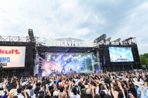 Novel Core Instagram - ⁡
LuckyFes'24
at 国営ひたち海浜公園
⁡
昨年ぶり、2回目のLuckyFes！
ひたちなか、ただいま！
⁡
初出演にして、自分のステージを含め、ALI、SKY-HI、s**t kingzとのコラボレーションで計4ステージに出演させて頂き、主催チームの皆さんからも “今年のMVP” と評価して頂いた昨年。
⁡
「来年は更に大きなステージで、ハウスバンドも引き連れて帰ってきたい！」と宣言させてもらったんですが、DJ DRAGONさんをはじめ、運営の皆さんが強く推してくださり、有言実行！
⁡
今年は、メインのRAINBOW STAGEと並ぶWING STAGEというとてつもなく大きなステージで、トリ前という大切なポジションを仰せつかりました。
⁡
しかも、あのROTTENGRAFFTYからバトンを頂き、トリのDa-iCEに繋ぐという、とんでもないポジション。本当に緊張したけど、それ以上にワクワクした。
⁡
昨日、ROTTENGRAFFTYのNOBUYAさんが「CHAOS」が好きだと褒めてくださったので、今日は急遽サウンドチェックに「CHAOS」をぶち込んで、さらに、昨年のLuckyFesをきっかけに今も凄く仲良くしてくださっている相川七瀬様の「夢見る少女じゃいられない」もカバーさせて頂きました…！

@rottengraffty @nobuya_rotten & @nanasecat 🤝
⁡
今年はedhiii boiのステージへのサプライズ出演から始まり、自分のステージ、最後はDa-iCEのステージにサプライズ出演！3ステージ！楽しかったぁ！！

@da_ice_staff & @edhiiiboi_is_here 🤝
⁡
来年はこのWING STAGEのトリで更に大きく翼を広げたいと、今回も自分のステージで宣言させてもらったので、その位置が恥ずかしくないアーティストになれるように今から必死で来年に向けて準備します。
⁡
改めて、自分の出番以外も1人のフレンズとして思いっきり楽しめる最高のフェスでした。
⁡
DJ DRAGONさんには会場でお伝えしましたが、俺はこのLuckyFesの看板になれるようなアーティストになりたいので、毎年このフェスと共に大きくなっていきたいです！

@djdragon_jp 😭🙏🏻✨
⁡
改めて、会場に足を運んだり、配信で応援してくれた全てのアーティストのファンの皆さん、主催&運営チームの皆さん、共演者の皆さん、OUTERのみんな！
⁡
本当に本当にありがとうございました！
また必ず、来年も帰ってきます。
⁡
BIG LOVE @luckyfm_fes 🪽

Photo: 樋口隆宏 / team SOUND SHOOTER
#LuckyFes #NovelCore