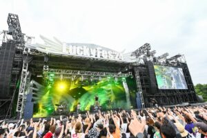 Novel Core Instagram - ⁡
LuckyFes'24
at 国営ひたち海浜公園
⁡
昨年ぶり、2回目のLuckyFes！
ひたちなか、ただいま！
⁡
初出演にして、自分のステージを含め、ALI、SKY-HI、s**t kingzとのコラボレーションで計4ステージに出演させて頂き、主催チームの皆さんからも “今年のMVP” と評価して頂いた昨年。
⁡
「来年は更に大きなステージで、ハウスバンドも引き連れて帰ってきたい！」と宣言させてもらったんですが、DJ DRAGONさんをはじめ、運営の皆さんが強く推してくださり、有言実行！
⁡
今年は、メインのRAINBOW STAGEと並ぶWING STAGEというとてつもなく大きなステージで、トリ前という大切なポジションを仰せつかりました。
⁡
しかも、あのROTTENGRAFFTYからバトンを頂き、トリのDa-iCEに繋ぐという、とんでもないポジション。本当に緊張したけど、それ以上にワクワクした。
⁡
昨日、ROTTENGRAFFTYのNOBUYAさんが「CHAOS」が好きだと褒めてくださったので、今日は急遽サウンドチェックに「CHAOS」をぶち込んで、さらに、昨年のLuckyFesをきっかけに今も凄く仲良くしてくださっている相川七瀬様の「夢見る少女じゃいられない」もカバーさせて頂きました…！

@rottengraffty @nobuya_rotten & @nanasecat 🤝
⁡
今年はedhiii boiのステージへのサプライズ出演から始まり、自分のステージ、最後はDa-iCEのステージにサプライズ出演！3ステージ！楽しかったぁ！！

@da_ice_staff & @edhiiiboi_is_here 🤝
⁡
来年はこのWING STAGEのトリで更に大きく翼を広げたいと、今回も自分のステージで宣言させてもらったので、その位置が恥ずかしくないアーティストになれるように今から必死で来年に向けて準備します。
⁡
改めて、自分の出番以外も1人のフレンズとして思いっきり楽しめる最高のフェスでした。
⁡
DJ DRAGONさんには会場でお伝えしましたが、俺はこのLuckyFesの看板になれるようなアーティストになりたいので、毎年このフェスと共に大きくなっていきたいです！

@djdragon_jp 😭🙏🏻✨
⁡
改めて、会場に足を運んだり、配信で応援してくれた全てのアーティストのファンの皆さん、主催&運営チームの皆さん、共演者の皆さん、OUTERのみんな！
⁡
本当に本当にありがとうございました！
また必ず、来年も帰ってきます。
⁡
BIG LOVE @luckyfm_fes 🪽

Photo: 樋口隆宏 / team SOUND SHOOTER
#LuckyFes #NovelCore