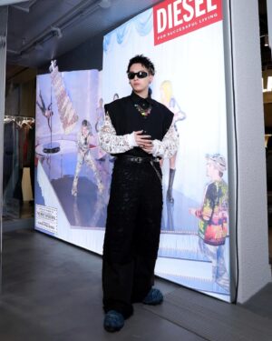 Novel Core Instagram - ⁡
DIESEL SHIBUYA @shibuya_dieselstore 
リニューアル、おめでとうございます！
⁡
まだ音楽を始めて間もない頃から毎日のように買い物に来ていたDIESEL SHIBUYA、初めてCEOのRenzo Rossoに直接DIESELへの愛を伝えることが出来た場所でもあり、本当に忘れられない大切なお店。
⁡
Glenn Martens就任以降のDIESELが生み出すバイラルには常に刺激をもらうし、俺がDIESELしか着なかった2018年くらいの時期からは想像も出来ないくらい若い子達が当たり前のようにDIESELを身につけている今、このタイミングでのリニューアル。凄く感慨深かったです。
⁡
昔からお世話になっているスタッフさんにも会えたし、友達にも沢山会えて、凄く楽しいパーティーでした！
⁡
またゆっくり買い物にいきます。
ご招待、ありがとうございました！
⁡
@diesel 
#DIESELSHIBUYA