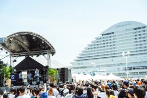 Novel Core Instagram - ⁡
KOBE MELLOW CRUISE 2024
at 神戸 メリケンパーク
⁡
半端なく楽しいと噂を聞いていたメロクル、初出演。
海沿いのめちゃくちゃ気持ち良いロケーション、噂は本当だった！
⁡
ヒップホップサイドのアクトが多いイベントだから、いつもとはまた違った雰囲気で超楽しかったし、19歳くらいの時のライブを思い出したり。
⁡
バックヤードでも色んなラッパーと話せて凄く刺激的だったなぁ。ミリヤさんと清水翔太さんも再会出来たし…！
⁡
俺のライブも想像以上に沢山の人が集まってくれていて、多分全体の8割はラップやヒップホップが好きな初見の人達だったと思うけど、ライブが進むに連れて更に人が増えて、景色も歓声も最高に気持ち良かったよ！
皆が純粋にパフォーマンスの内容だけで良し悪しを判断してくれた結果、あの雰囲気だったのはだいぶ自信になる。
⁡
また来年も出たいな！
⁡
その頃にはアリーナアーティストになっているし、ラップチューンももっと弾数が増えているから、間違いなくもっとヒリヒリするライブが出来る。
⁡
また必ず！本当にありがとう！BIG LOVE ;)
⁡
Photo: Hiroto Yorifuji
⁡
@kobe_mellow_cruise 
#KOBEMELLOWCRUISE #メロクル