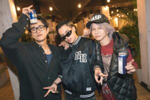 Novel Core Instagram - ⁡
METROCK 2024
⁡
w/ @hydeofficial & @oraltakuya 
⁡
HYDEさんが「Novel Coreが気になる」と、あの雨の中（これは雨男の俺のせいですね！本当にごめんなさい！）で俺のライブを観に来てくださっていたと聞き、ライブ終了後は心臓が爆発しそうだった。
⁡
そんな嬉しさと緊張でテンションがバグったまま、HYDEさんからオーラルへの流れを客席で叫び散らかしながら目撃して…なんと終演後に直接ご挨拶が出来ました😭 マジで夢みたいだった😭
⁡
「生意気で良かった、あのくらいじゃないとね」「関わらない方が良さそうな感じだった（笑）」って褒めて頂いた…（ポジティブ）
⁡
その後、拓也さんも一緒に3人で話すことも出来て、改めて半端なく格好良い大好きな大先輩方に可愛がって頂けて死ぬほど幸せでした…🥲
⁡
いつの日かHYDEさんの横でラップさせてもらえるようにめちゃくちゃ頑張るって目標も出来た夜でした。絶対にやりたいです！！生意気言ってすみません！！
⁡
そして、拓也さん！
いつも本当に格好良い背中を見せてくださってありがとうございます。
⁡
「コアもすぐこうなるで」って言葉、めちゃくちゃ大切に、後輩が増えた時に俺も同じことを言ってあげられるように、めちゃくちゃ必死にやっていきます。
⁡
そして、忘れちゃいけない！
この一連の出来事を自分事として超喜んでくれて、この貴重な瞬間を写真に収めてくださったハタさん。本当にありがとうございました😭
⁡
本当にやばい夜だった。
メトロック最高、来年も必ず！
⁡
Photo: @satoshihata87 
⁡
#メトロック #HYDE #THEORALCIGARETTES