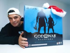 Nuno Agonia Instagram - Natal com o Nuno já sabes...giveaway para todos!!! Esta edição de colecionador de God of War Ragnarok pode ser tua! 😱 Para celebrar a chegada do DLC gratuito, a @playstationpt tem esta fantástica edição para quem ainda não tiver o jogo.
Para te habilitares a ganhar só tens de:
1. Seguir-me @nunoseemee e dar “like” nesta publicação
2. Seguir a @playstationpt
3. Identificar 1 amigo nos comentários
Podes participar as vezes que quiseres até às 23:59 do dia 31 de Dezembro. O vencedor é @andretomept99 
PARABÉNS!!!