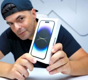 Nuno Agonia Instagram - Sei que ainda é cedo para o Natal, mas a iStore vai abrir a sua 14ª loja em Portugal, em São João da Madeira (8ª Avenida) já no próximo sábado! Por isso, juntamente com eles tenho um iPhone 14 Pro para te oferecer (está seladinho e nunca aberto 😍)

Para te habilitares só tens de:
1. Seguir-me e fazer "gosto" nesta foto
2. Seguir @istore_pt
3. Identificar um amigo nos comentários

Podes participar as vezes que quiseres até às 23:59 do dia 27 de Maio. O vencedor vai ser anunciado neste post no dia 30! NOTA: devido a um problema de saúde fui obrigado a atrasar um dia o anúncio do vencedor, peço desculpa, mas acredito que entendas 😪 Vencedor 🥇 @carlos_xavier_mourao