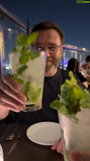Nuno Eiró Instagram - Um brinde a 2023. Em vez de nos queixarmos do que não tivemos, há que agradecer o que temos ! 🥂 Obrigado!!🙏🏻 E Feliz  Ano Novo 🪅