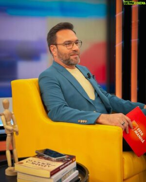 Nuno Eiró Instagram - On Air ! 🤩 #morningshow #tvhost @estamanhatvi 📸: @rubenmiguel10 e @sarasousapintoo