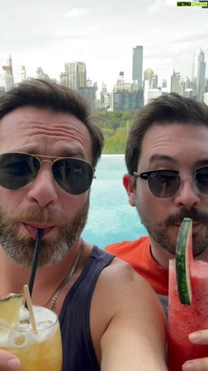 Nuno Eiró Instagram - Um brinde a este trimestre abençoado 🙏🏻🍸😍….. e que venham mais … brindes e trimestres destes 😂❤️ #aroundtheworld #chequia🇨🇿 #thailand🇹🇭 #brasil🇧🇷