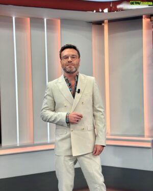 Nuno Eiró Instagram - Se o tempo está escuro… a pessoa dá uma claridade 😉 #morningshow #tvhost @estamanhatvi styled @bydorarogerio @dmtailor_