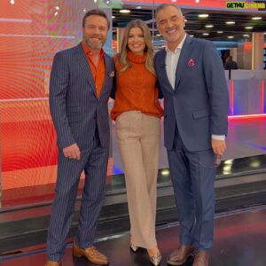 Nuno Eiró Instagram - Como costumamos dizer … Podíamos ser só inteligentes … 🤣🤣🤣🤣 não é, @sarasousapintoo 🤣❤️ #work #morningshow #tvhost @estamanhatvi