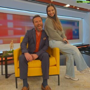 Nuno Eiró Instagram - Como costumamos dizer … Podíamos ser só inteligentes … 🤣🤣🤣🤣 não é, @sarasousapintoo 🤣❤️ #work #morningshow #tvhost @estamanhatvi