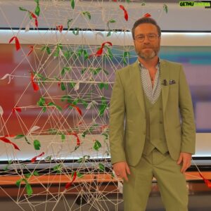 Nuno Eiró Instagram - É lidar com este pinheiro 🌲 ….de Natal 🎅 ! 🤣🤣🤣 #christmas #work #tvhost @estamanhatvi  styled @bydorarogerio