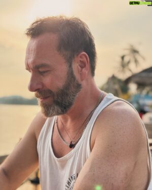 Nuno Eiró Instagram - Prometo ficar moreno rapidamente 🙏🏻😎 #word #vacay pela lente do @pauloavdeoliveira  aka Paulo Alexandre 🤣❤️ #kohsamui #thailand🇹🇭