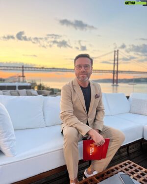 Nuno Eiró Instagram - Olha eu a trabalhar dois dias seguidos … perdi a cabeça ! 🤣🤣🤣🤣 fotografado pela 📸: @sarasousapintoo que, por acaso … também estava a trabalhar ! 🤣❤️ #morningshow #tvhost @estamanhatvi