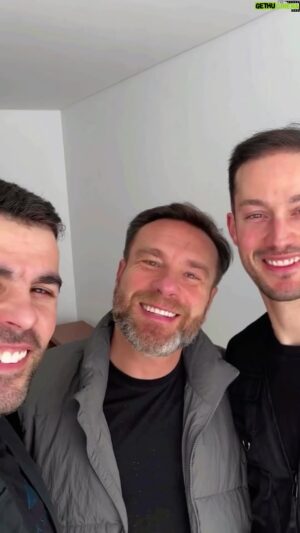Nuno Eiró Instagram - Num mundo cada vez mais egoista , sem respeito pelo Outro, sem brio e, muitas vezes sem profissionalismo , há pessoas que se destacam. E porque as empresas são feitas por pessoas … a @cabeceiras.pt_store destaca-se a léguas . Podia ser só a qualidade e categoria dos seus produtos? Podia mas não é… é a forma de receber , a atenção aos detalhes e necessidade dos clientes , a celeridade , a simpatia , o brio de cumprir o prazo das entregas . Recebem-nos de braços abertos e despedem-se com um sorriso no rosto . Que bela experiência tive . E porque as empresas são feitas por pessoas, a @cabeceiras.pt_store também é o Carlos Eduardo ( a evocar “Os Maias” ) a Alzira, o Nuno ( e não sou eu 😂) e o Orlando e tantos outros profissionais extremosos ! Obrigado 🙏🏻 sois dos bons… muito bons !