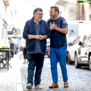 Nuno Eiró Instagram - Gosto muito do @nunoeiro e ele sabe. Nos últimos anos não lho disse e isso custou-me. Foi um reencontro feliz. Cheio de gargalhadas, de cumplicidades, de partilhas. O resultado está na @revistanovagente desta semana. Não todo, claro. Porque a Amizade não cabe nas páginas de uma revista. Mas leiam a entrevista desta semana e percebam um homem em paz consigo próprio. Obrigado, Nuno!

📸 Tito Calado
📹 Fábio Lopes

#entrevistas #novagente #perguntas #respostas #nunoeiro #tvi